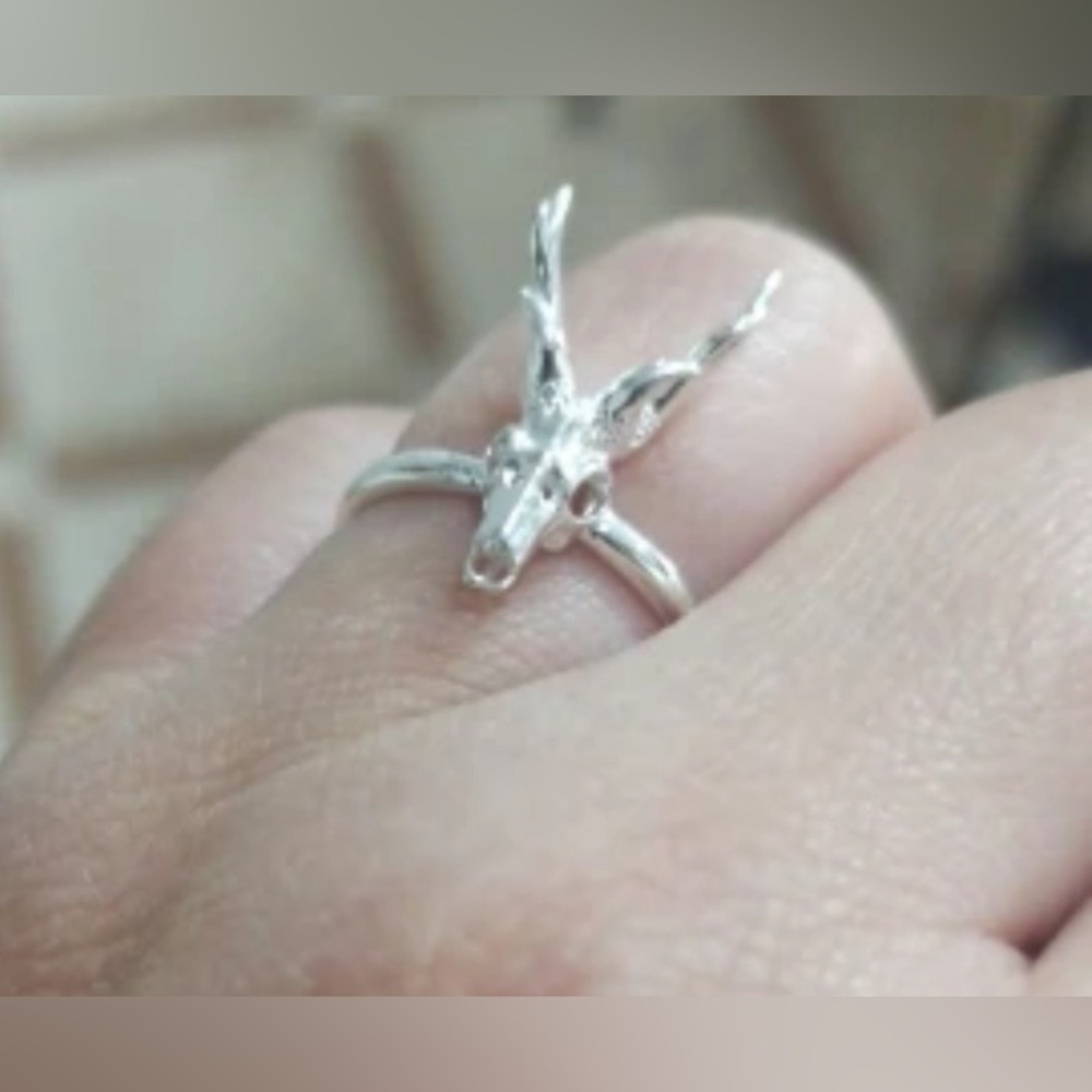 ⭐️BEW⭐️ 18K White Gold (Rhodium) Minimalist Deer Antelope Skull Head Ring